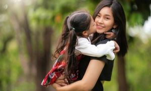 Con cái lớn lên thành công, hiếu thảo, cha mẹ về già thảnh thơi, ít đau khổ,...