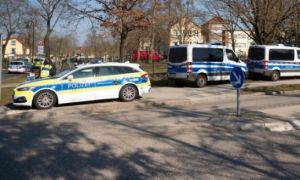 Cảnh sát Đức bắt giữ một đối tượng mang vũ khí vào trường học
