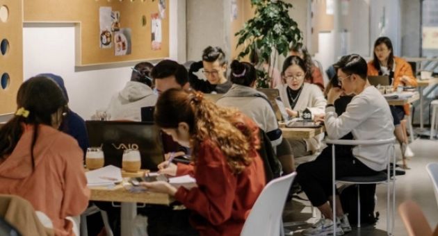 Người Việt chăm đi uống cà phê, mạnh tay chi tiền ăn bên ngoài