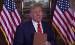 Trò bán Kinh thánh của Donald Trump bị 'SNL' không ngừng chế giễu