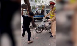 Hà Nội: Con vi phạm giao thông, bố say xỉn đến chốt CSGT đập xe