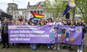 Đức thông qua luật giúp người dân dễ dàng thay đổi tên và giới tính