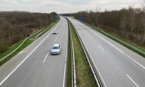 Bộ trưởng Giao thông Đức dọa cấm lái xe dịp cuối tuần