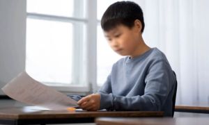 Cả nhà đi nhẹ nói khẽ, tức lộn ruột vẫn phải