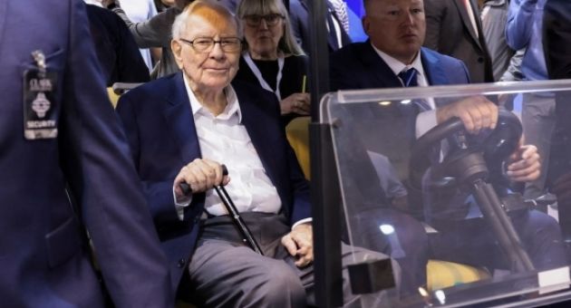 Tỷ phú Warren Buffett ví AI như bom nguyên tử