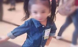 Nhạc vừa bật lên, con gái 5 tuổi đứng dậy nhảy ngay bài lắc hông gợi cảm, biết...