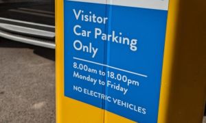 Bệnh viện ở Anh không nhận xe điện, người nhà bệnh nhân làm cho ra nhẽ