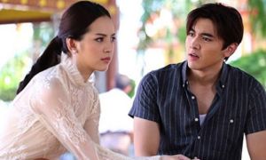 Bồ của chồng ngang ngược tới tận nhà tuyên chiến nhưng thấy người ngồi cạnh...