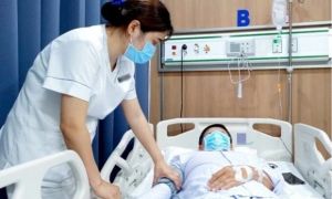 Đi nắng về liền nằm máy lạnh, người đàn ông bị liệt nửa người