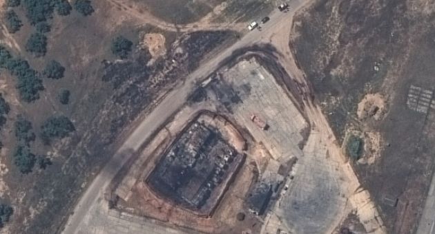 Hình ảnh vệ tinh cho thấy cuộc tấn công của Ukraine ở sân bay Belbek đã phá...