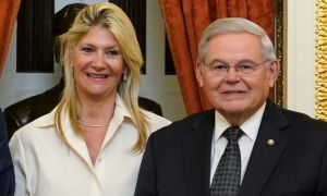 Nghị sĩ Mỹ bị truy tố tham nhũng: 'Tất cả là do vợ'