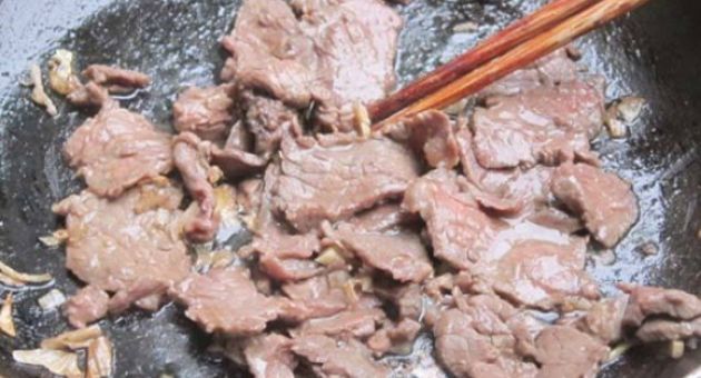 Xào thịt bò chớ để dầu sôi mới đổ vào: Làm một bước ngay từ công đoạn ướp, đảm...