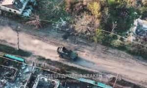 Thiết giáp Ukraine luồn lách giữa làn đạn để đến tiền tuyến