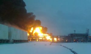 Ukraine tấn công đốt cháy sân bay và nhà máy lọc dầu của Nga