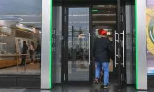 Các ngân hàng Nga bắt đầu đóng cửa hàng loạt chi nhánh sau khi lợi nhuận sụt...