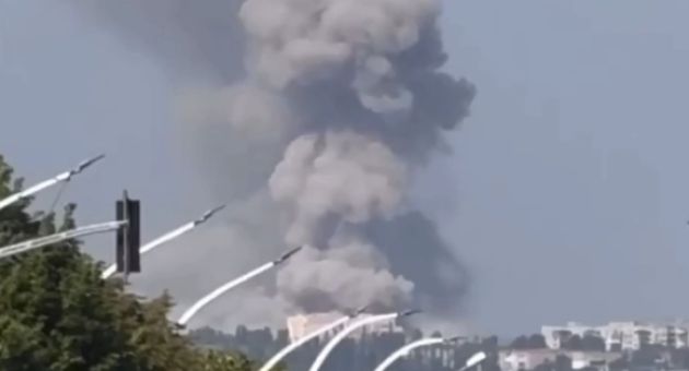 Nổ lớn rung chuyển Lugansk, căn cứ Nga bị tấn công; Đoàn xe tăng của Moscow...