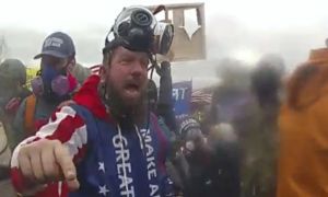 Kẻ 'hung hãn nhất' trong bạo loạn Đồi Capitol lĩnh án 12 năm tù