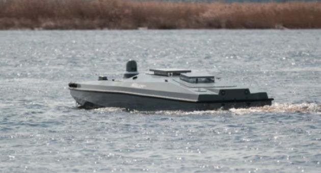 Ukraine tấn công hủy diệt 2 tàu Nga ở Crimea; Mỹ mở nhà máy sản xuất đạn pháo...
