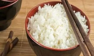 Đang ăn cơm, con gái 4 tuổi đứng dậy lấy thêm bát mời