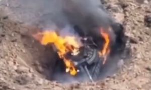 Xe tăng Nga sa hố, làm mồi cho drone