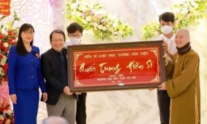QUỐC TRUNG HIỀN SỸ - còn thua xa tấm biển quảng cáo thuốc lòi dom