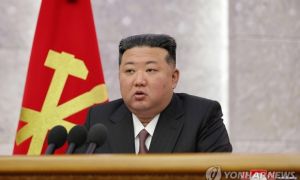 Các quan chức Triều Tiên đeo ghim có hình ông Kim Jong Un