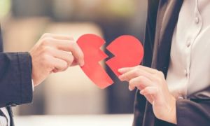 Ghé thăm nhà chồng cũ, tôi bật khóc khi thấy bức ảnh treo trên tường