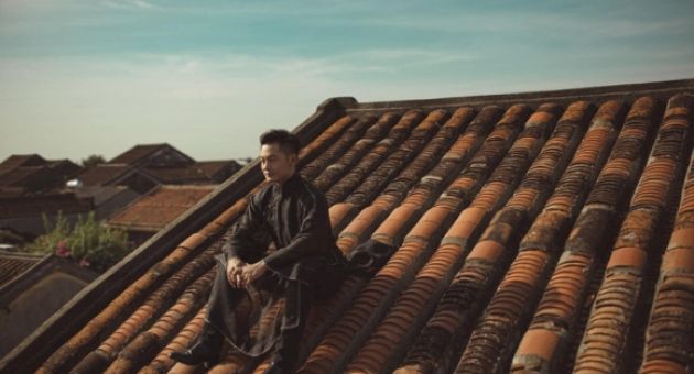 Ca sĩ Đức Tuấn leo lên mái nhà cổ Hội An tạo dáng chụp ảnh, gây bức xúc trong...