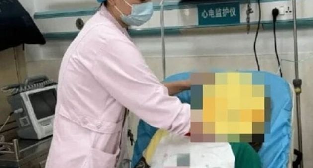 Dạy con làm bài tập hè, mẹ lên cơn co giật, liệt tứ chi vì tức giận