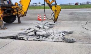 Nắng nóng làm hư đường băng, sân bay quốc tế phải đóng cửa