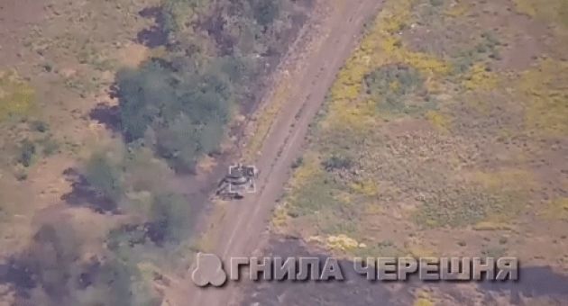 Video pháo binh Ukraine dùng đạn chùm hạ xe tăng Nga