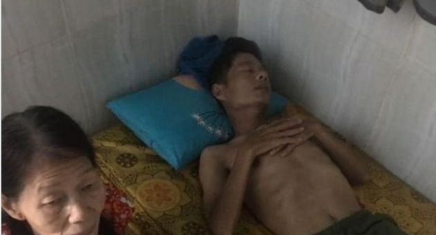 Câu chuyện người công nhân suy kiệt lên mạng xin mì tôm nuôi mẹ