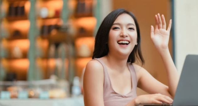Giới trẻ ngày nay ít chào hỏi: Có phải do kém giao tiếp?