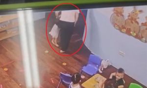 Phụ huynh Hà Nội 'tố' cô giáo xách tay con 13 tháng tuổi, gãy chân sau khi đi...