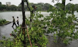 Giao thông chia cắt vì 17.000 cây đổ khắp Hà Nội