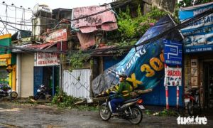 Người Hà Nội hối hả dọn dẹp sau bão Yagi