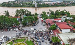 Khoảnh khắc kinh hoàng sập cầu Phong Châu ở Phú Thọ sau bão số 3 (Yagi)