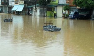 Lào Cai: Sạt lở vùi lấp 5 người trong một nhà, lũ sông Hồng tràn vào đường phố