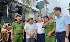 Người Hà Nội bơi thuyền chở đồ đạc giữa phố...