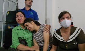 Người vợ trẻ khóc nức nở ngóng tin chồng sau vụ sập cầu Phong Châu: