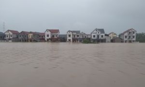 Cận cảnh cuộc sống người dân ngập trong biển nước do tràn đê bối ở Bắc Giang