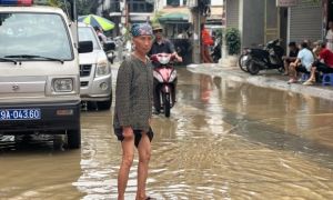 Người Hà Nội thẫn thờ nhìn phố ngập, lấy can tát nước ra khỏi nhà