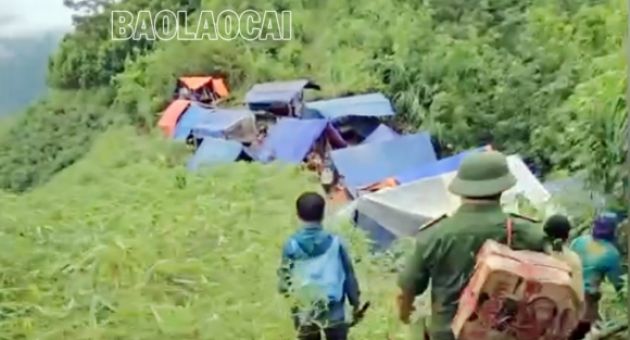 Thấy nguy cơ sạt lở đất, trưởng thôn đưa 115 người lên núi lánh nạn an toàn