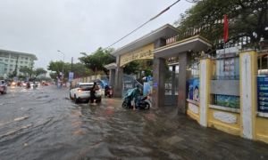 Đà Nẵng: Đường ngập sau mưa lớn, phụ huynh bì bõm đưa con đến trường