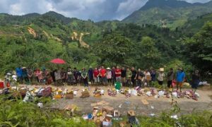 Người dân Lào Cai bật khóc khi nhận đồ ăn cứu trợ vì lý do đặc biệt, nhìn đội...