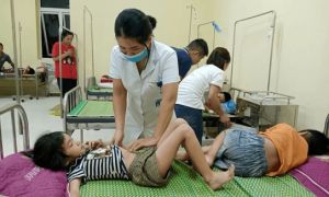 Hàng chục học sinh ở Bắc Kạn có biểu hiện nôn, sốt, đau bụng nhập viện