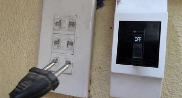 Sạc ô tô điện đồ chơi, một nam sinh tử vong