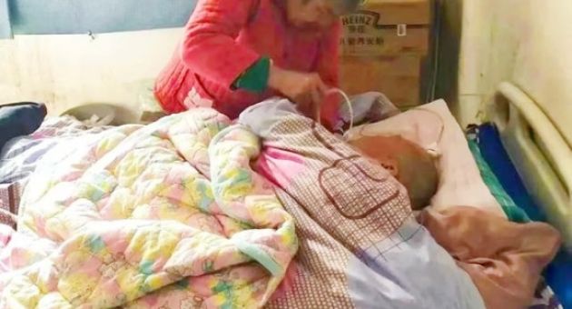 Vợ chăm sóc chồng sống thực vật suốt 20 năm, luôn tin rằng ông sẽ tỉnh lại