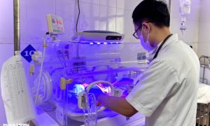 Bé sơ sinh bị mẹ bỏ thùng xốp trôi sông mắc bệnh não úng thủy