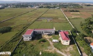 Trường hơn 23 tỷ đồng bỏ hoang ở Quảng Bình, gần 100 trẻ dùng chung một nhà vệ...